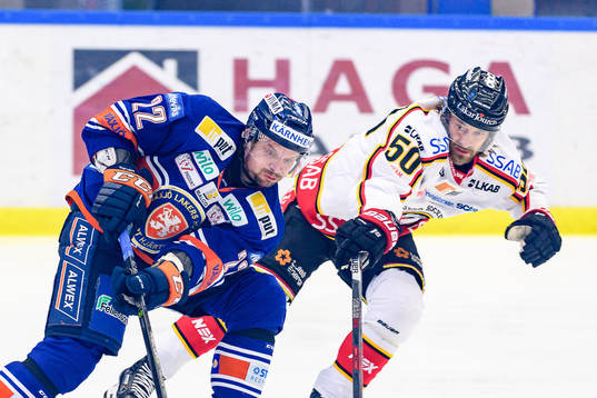 Växjös Janne Pesonen jagas av Luleås Daniel Sondell