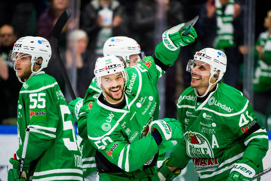 Rögles Juhamatti Aaltonen jublar