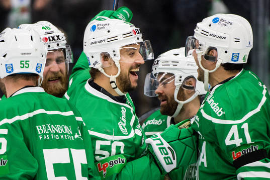Rögles Juhamatti Aaltonen (m) jublar