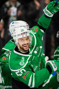Rögles Juhamatti Aaltonen jublar