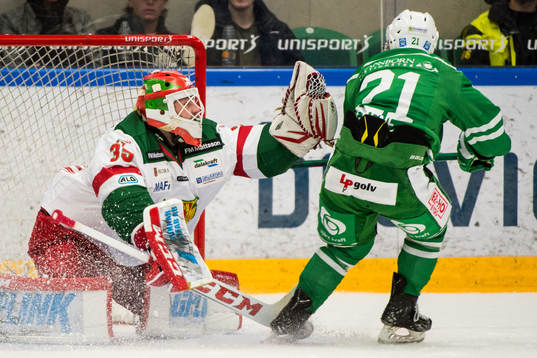 Moras målvakt Christian Engstrand räddar mot Rögles