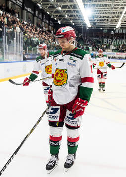 Moras Alexander Hilmerson deppar när han lämnar isen