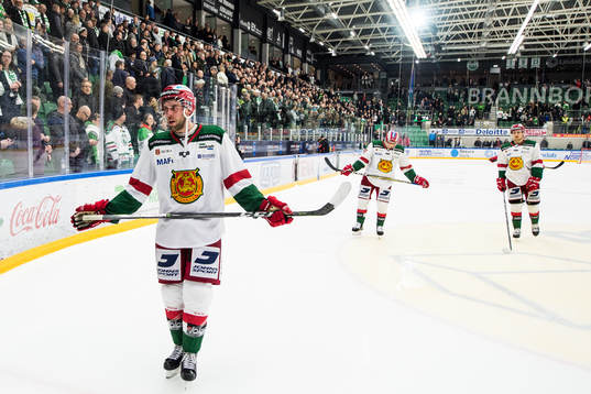 Moras Brandon Gormley deppar när han lämnar isen