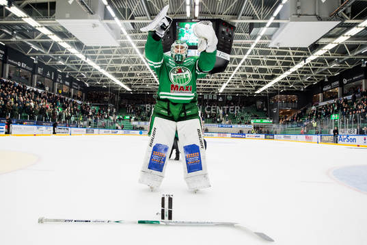 Rögles målvakt Ville Kolppanen jublar