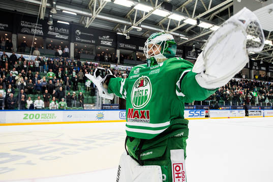 Rögles målvakt Ville Kolppanen jublar