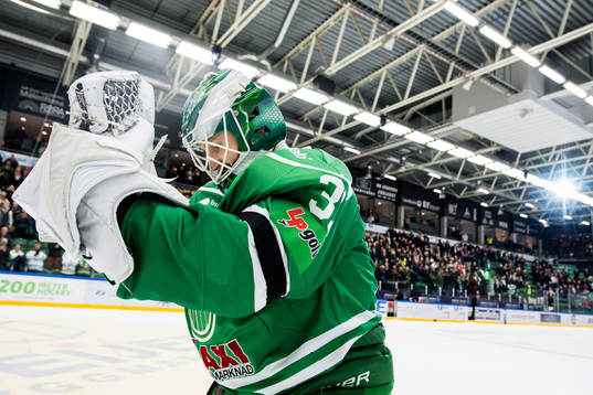 Rögles målvakt Ville Kolppanen jublar