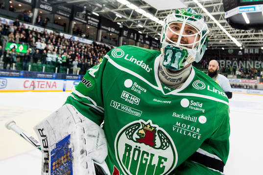 Rögles målvakt Ville Kolppanen jublar