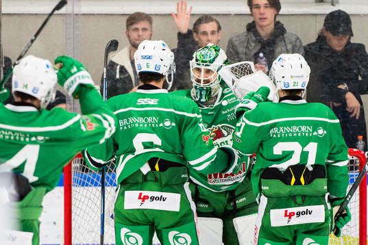 Rögles målvakt Ville Kolppanen jublar med lagkamraterna