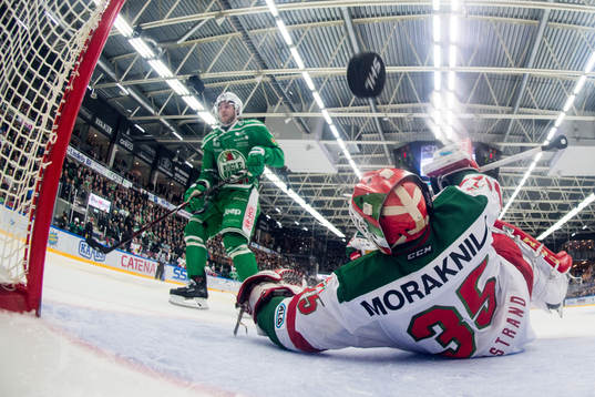 Rögles Linus Sandin gör 3-0 bakom Moras målvakt