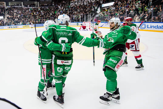 Rögles Linus Sandin jublar med Jack Connolly och Juhamatti