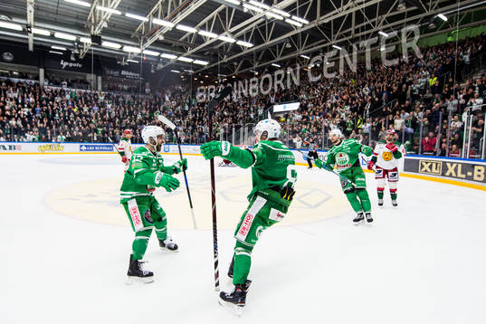 Rögles Linus Sandin jublar med Jack Connolly