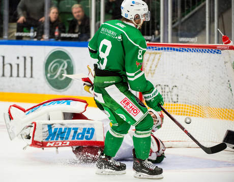 Rögles Linus Sandin gör 3-0 förbi Moras målvakt
