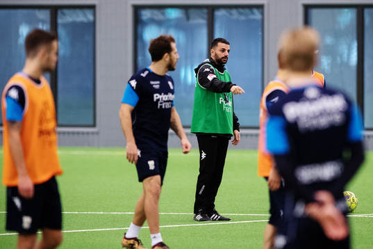 IFK Göteborgs tränare Poya Asbaghi instruerar spelarna