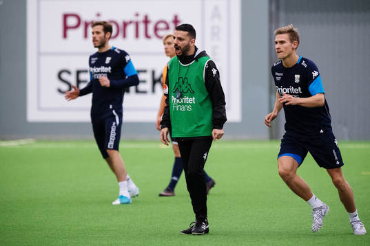 Tränare Poya Asbaghi instruerar spelarna