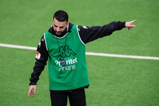 Tränare Poya Asbaghi gestikulerar när han instruerar