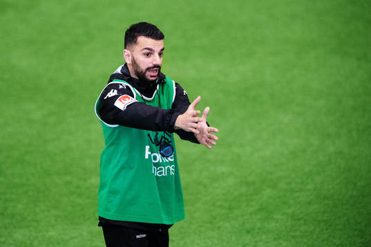 Tränare Poya Asbaghi gestikulerar när han instruerar