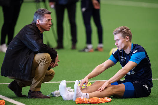 Sportchef Mats Gren diskuterar med Carl Starfelt