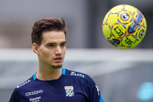 Amin Affane tittar på bollen