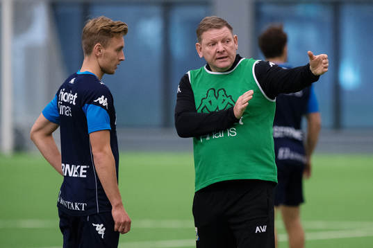 Assisterande tränare Alf Westerberg instruerar Sebastian