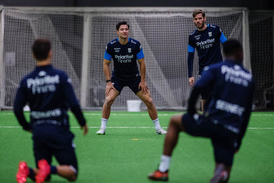 David Boo Wiklander och Emil Salomonsson stretchar