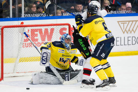 s målvakt Fredrik Pettersson-Wentzel räddar