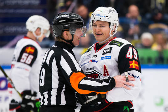 Domaren Pehr Claesson i samspråk med Malmö Redhawks Rhett