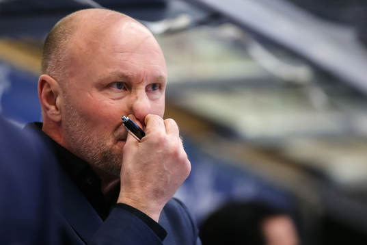 Malmö Redhawks tränare Peter Andersson deppar