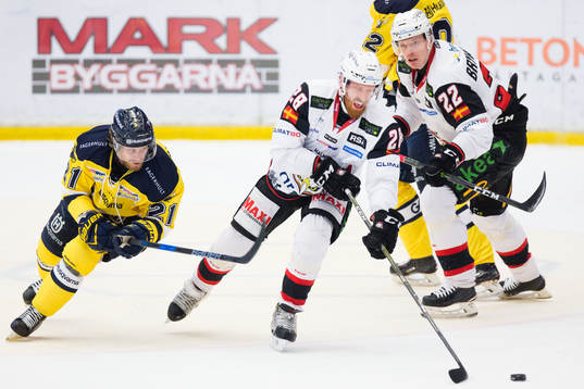 s Mattias Tedenby mot Malmö Redhawks Jens Olsson