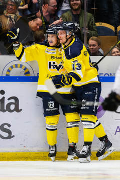 s Erik Andersson och Oscar Sundh jublar