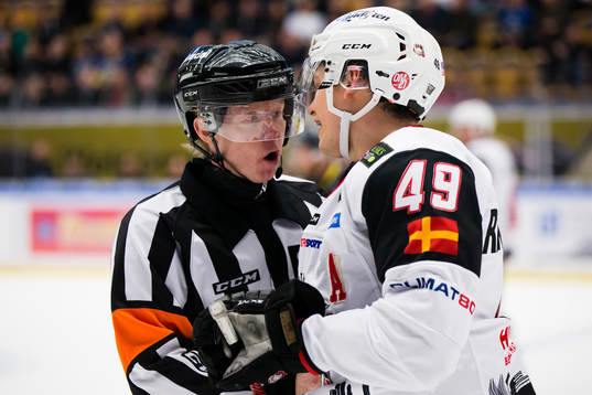 Domaren Pehr Claesson i samspråk med Malmö Redhawks Rhett