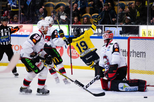 s Erik Andersson jublar och Malmö Redhawks Jens Olsson och