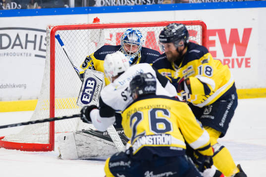 s målvakt Fredrik Pettersson-Wentzel räddar mot Malmö