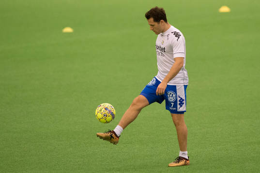 IFK Göteborgs Tobias Hysén värmer upp innan en