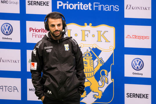 IFK Göteborgs tränare Poya Asbaghi blir intervjuad innan