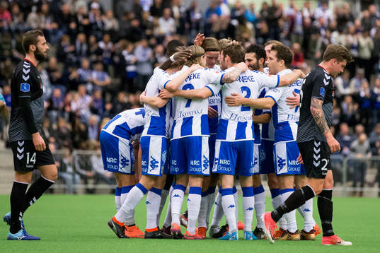 IFK Göteborgs Emil Salomonsson jublar med lagkamrater