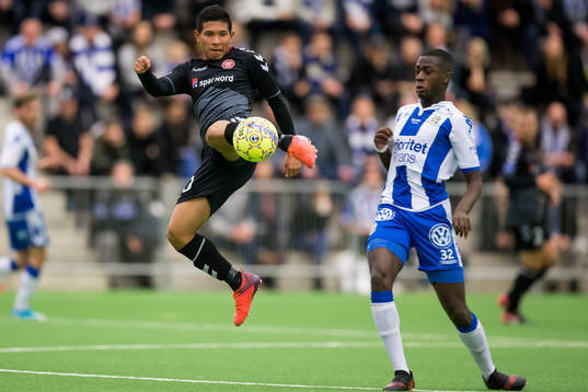 Ålborgs Edison Flores före IFK Göteborgs Adil Titi på
