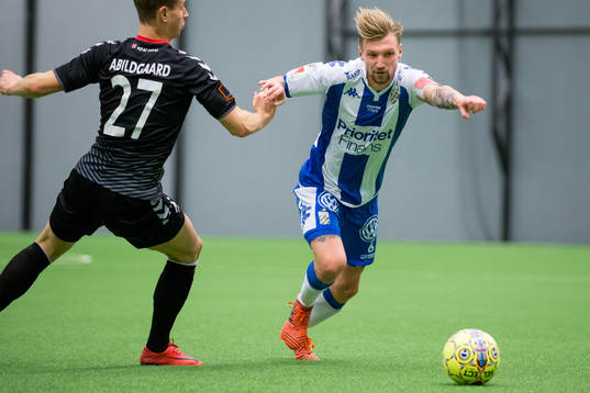 IFK Göteborgs Sebastian Eriksson dribblar sig förbi