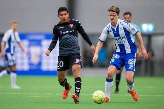 Ålborgs Edison Flores mot IFK Göteborgs August Erlingmark
