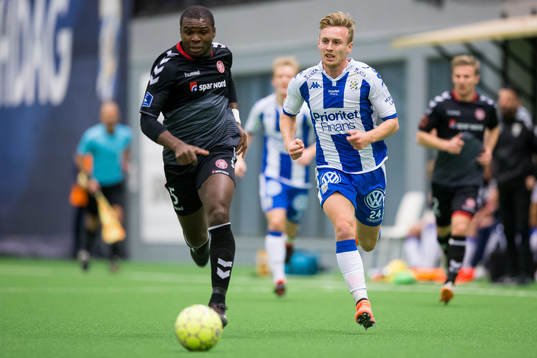 IFK Göteborgs Sebastian Ohlsson jagar Ålborgs Jores Okore