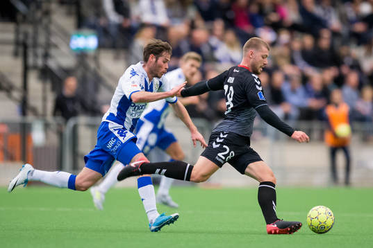 IFK Göteborgs Emil Salomonsson pressar Ålborgs Yann Rolim