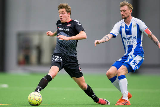 Ålborgs Frederik Börsting före IFK Göteborgs Sebastian