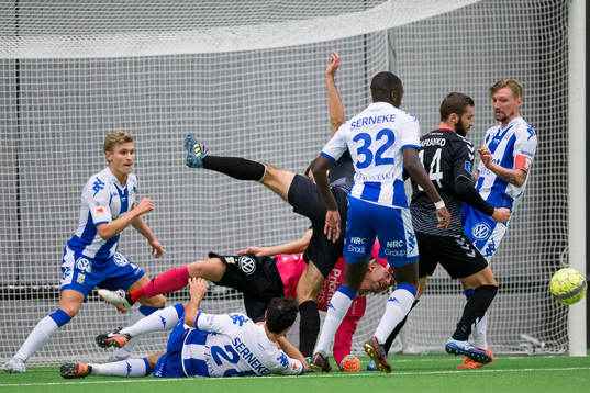 IFK Göteborgs målvakt Erik Dahlin räddar en målchans