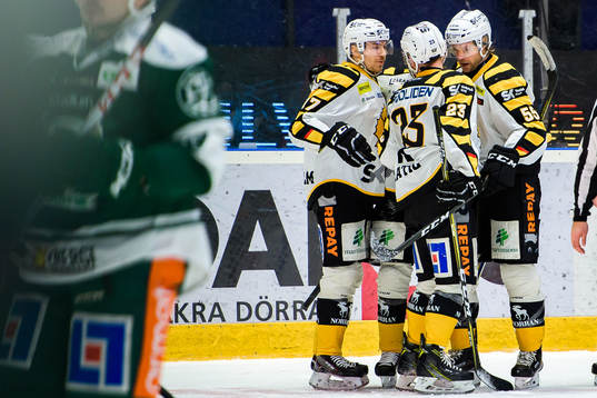 Skellefteås Pär Lindholm och Michael Kostka jublar