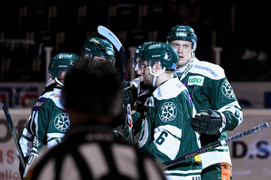 Färjestads Johan Ryno jublar med lagkamrater