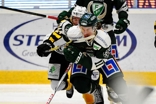 Skellefteås Andreas Wingerli med en hög klubba på