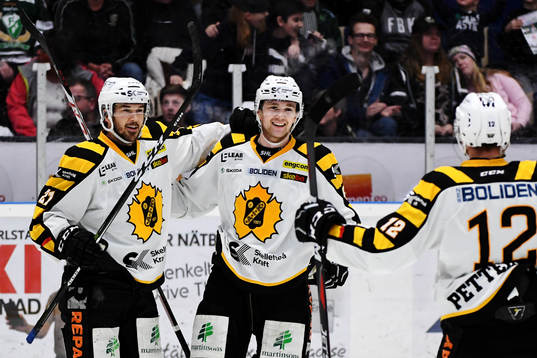Skellefteås Filip Berglund jublar med Jimmie Ericsson