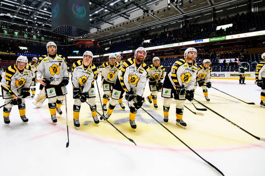 Skellefteås spelare tackar publiken