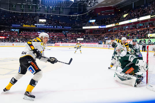 Skellefteås Pär Lindholm och Färjestads målvakt Lars