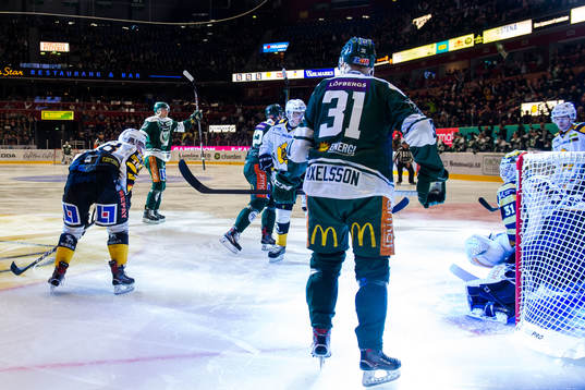 Färjestads Johan Ryno jublar