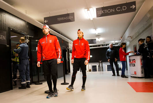Örebros Tylor Spink och Tyson Spink värmer upp i